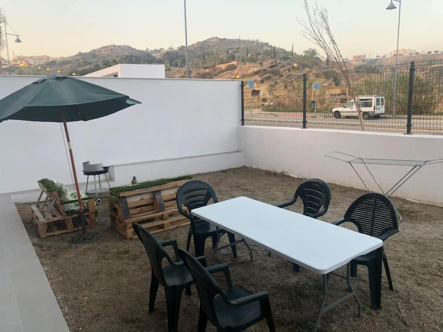 Bajo Con Jardin En Primera Linea De Playa Малага Екстериор снимка