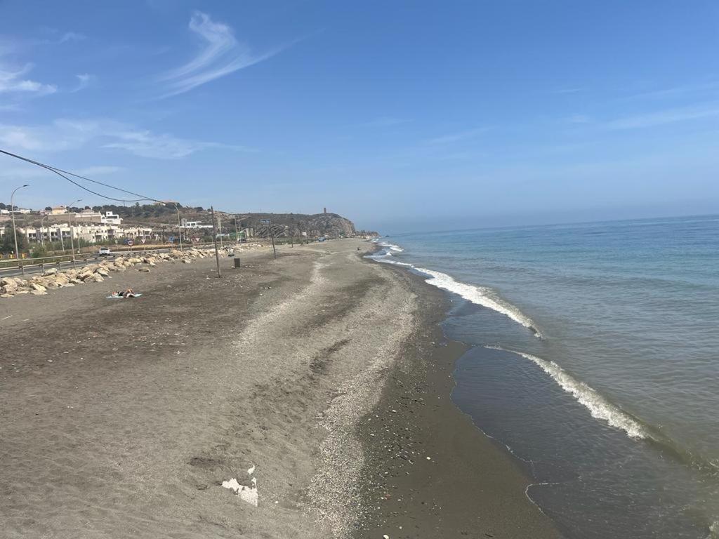 Bajo Con Jardin En Primera Linea De Playa Малага Екстериор снимка